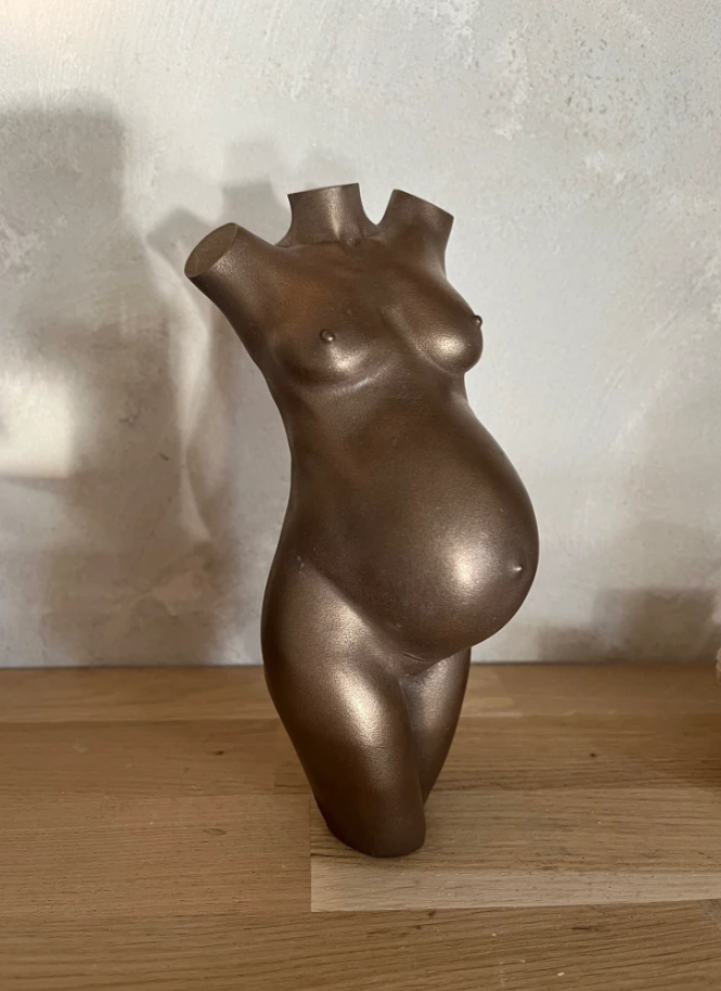 Metalized brons zwangerschapsbeeld